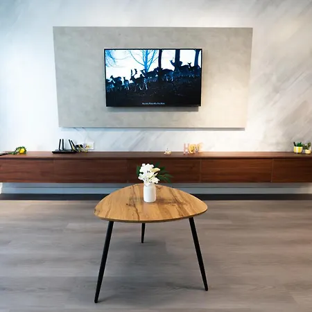 Soni Luxury 288 Plaza With Free Private Parking & Self Check-in